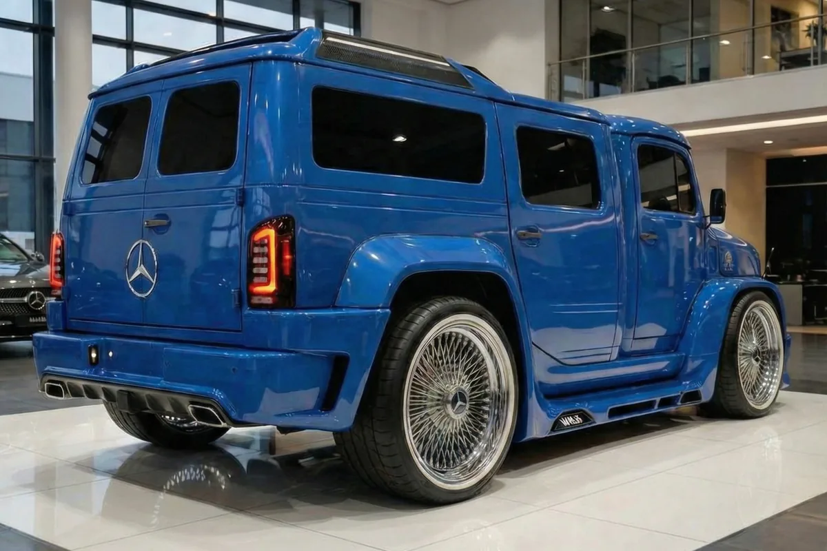 Vista traseira de 3/4 do Mercedes-Benz 1113 Kingpin azul customizado com rodas raiadas e escape duplo.