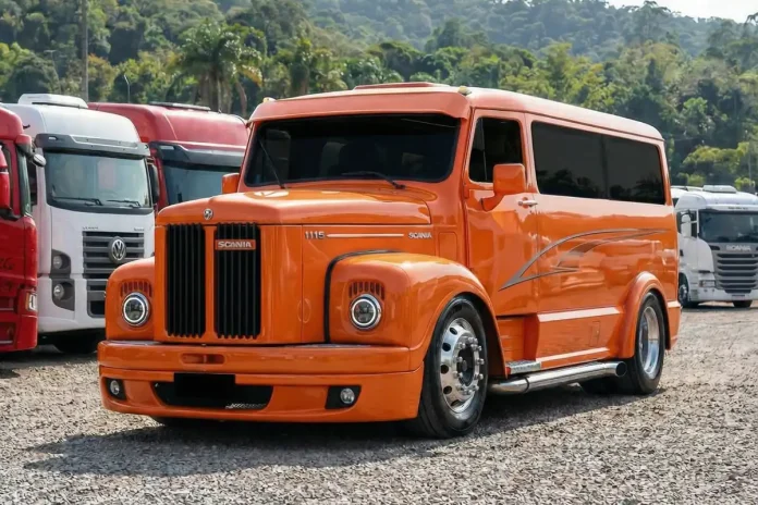 Van customizada Scania 111S laranja, vista frontal 3/4. Rodas esportivas, faróis modernos, grade cromada.