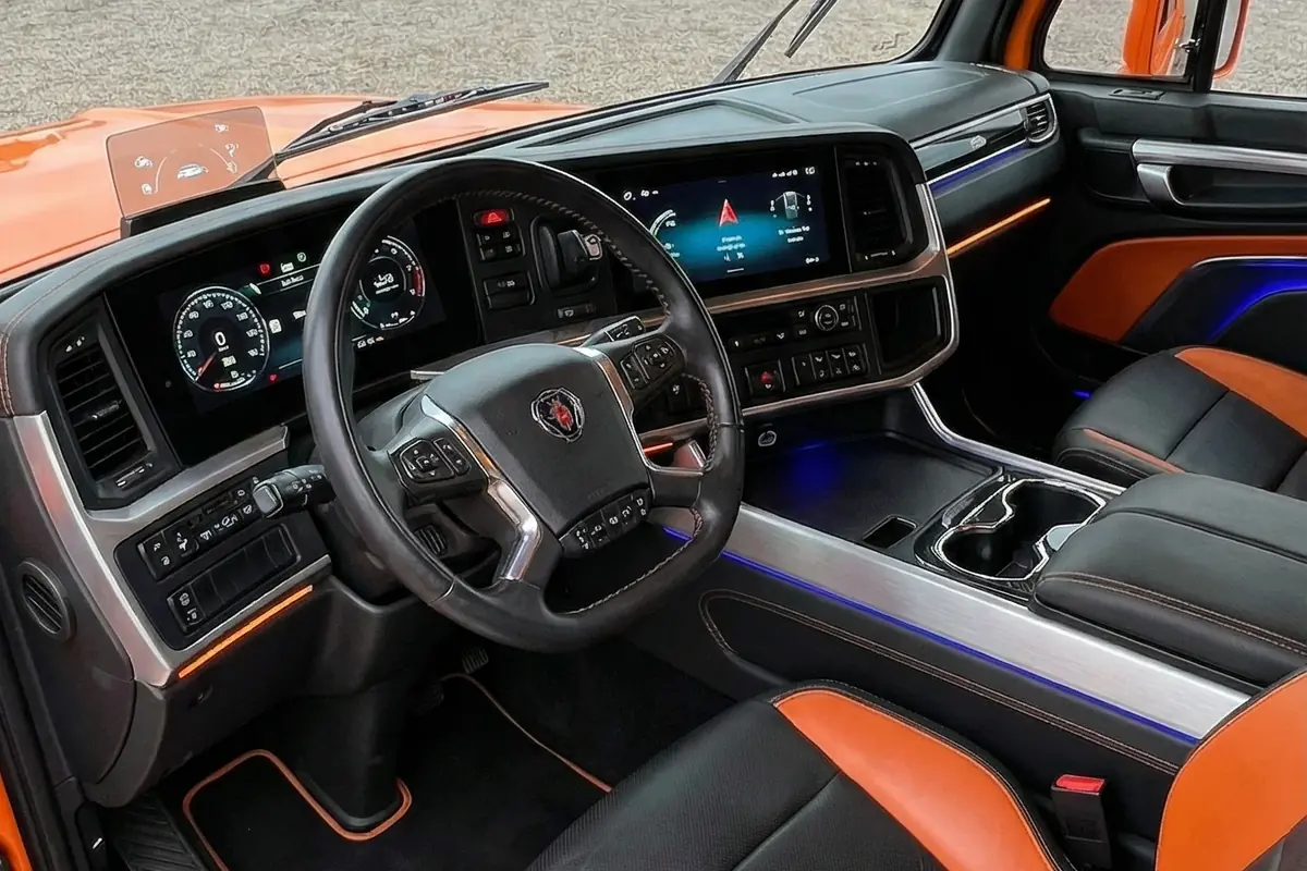 Interior moderno da cabine Scania 111S: painel digital, volante multifuncional, bancos de couro laranja e preto.
