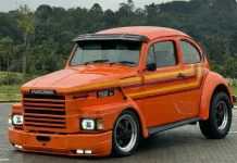 Fuscania 112H: O “Caminhãozinho” Clássico Recriado por IA Fuscania 112H laranja customizado estilo Scania, com faixas laterais, estacionado ao ar livre em dia nublado.