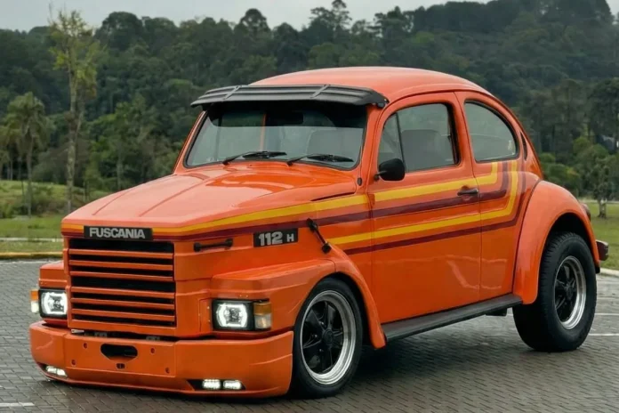 Fuscania 112H laranja customizado estilo Scania, com faixas laterais, estacionado ao ar livre em dia nublado.
