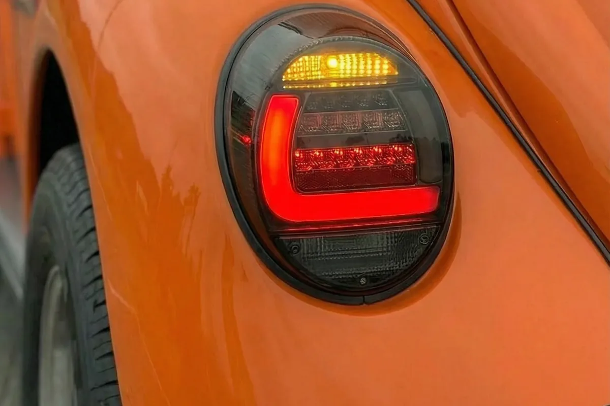 Close-up da lanterna traseira direita do Fuscania 112H, com LED vermelho em 