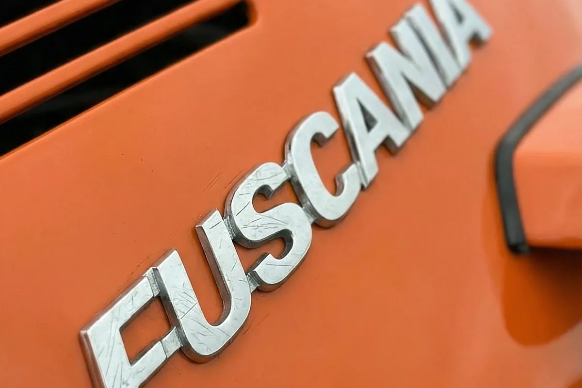 Close-up do emblema metálico 