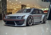 Gurgel BR800 Restomod Elétrico: Recriado para o Futuro (IA) Gurgel BR800 EV restomod prateado com wide body, rodas esportivas e detalhes em vermelho, parado em showroom.