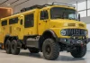 Mercedes 1113 Juggernaut 6×6: O Clássico Brasileiro Reinventado Caminhão aventureiro Mercedes Benz 1113 Juggernaut 6x6 amarelo, vista frontal.