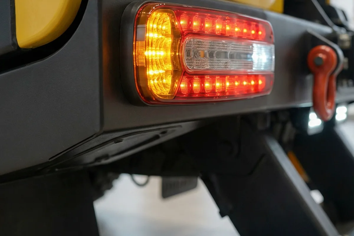 Detalhe do moderno farol traseiro LED do Mercedes Benz 1113 Juggernaut com seta âmbar acesa.