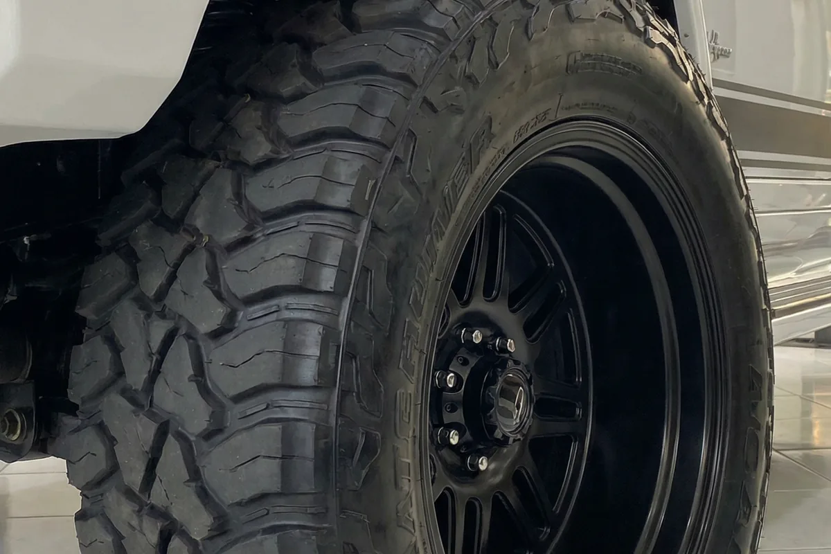 Closeup de pneu off-road Michelin MTX em roda preta fosca do ScanHummer 113H