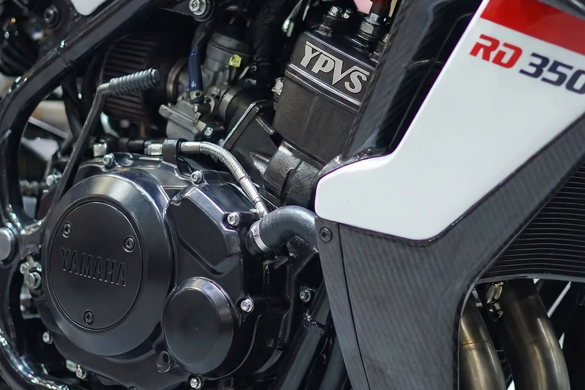 Close-up do motor preto com 