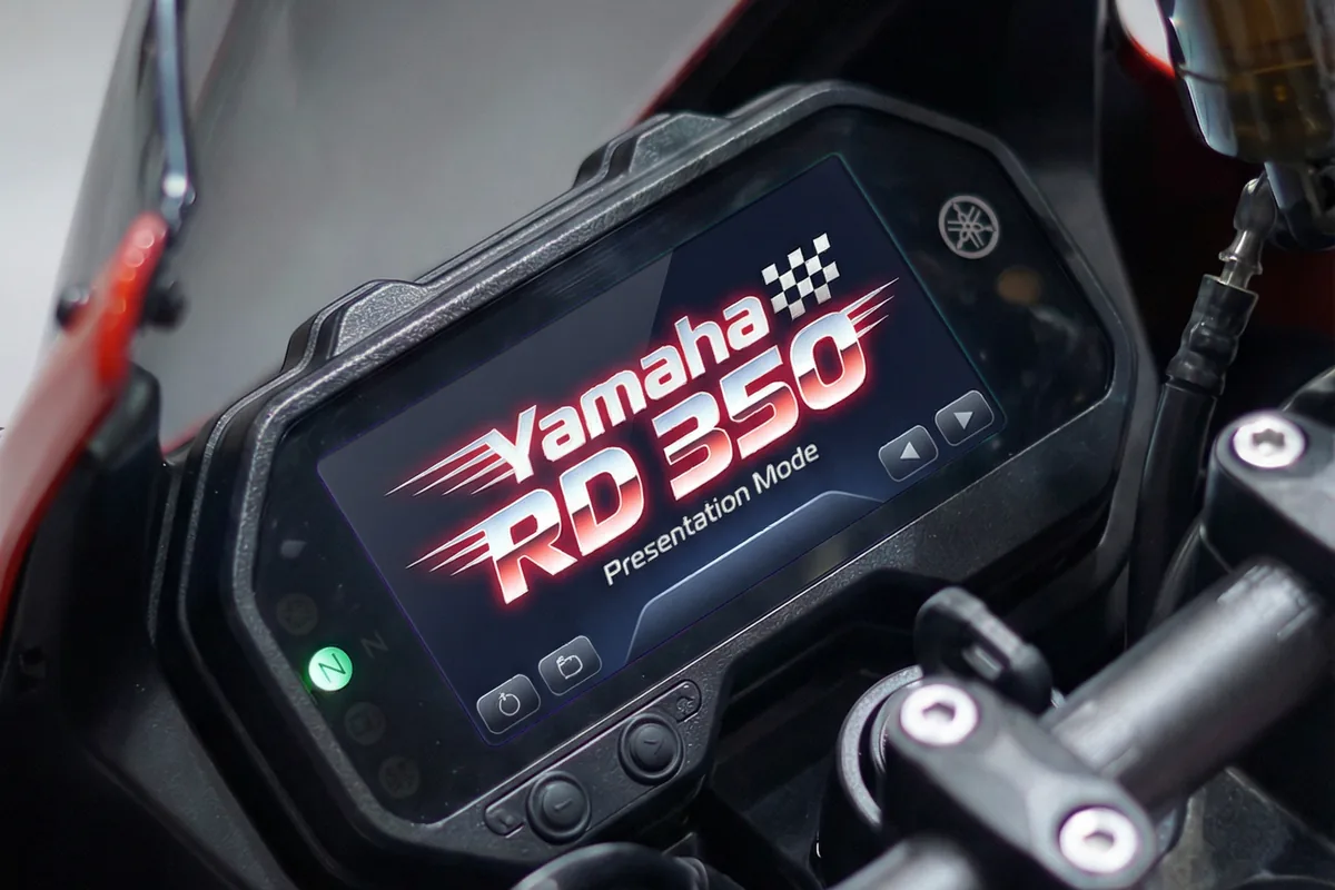 Close-up do painel digital da Yamaha RD350 2026 Restomod exibindo 