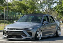 Vectra Restomod 2026: O Clássico Chevrolet Renasce com IA Chevrolet Vectra restomod cinza, rebaixado, frente redesenhada, rodas custom, teto solar, estacionado na rua.