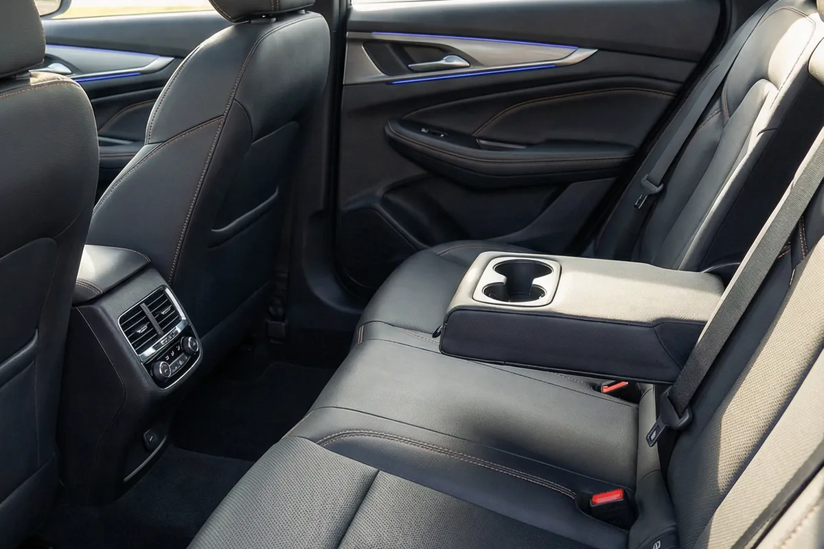 Interior do Vectra restomod, bancos traseiros em couro preto, apoio de braço com porta-copos, saídas de ar.