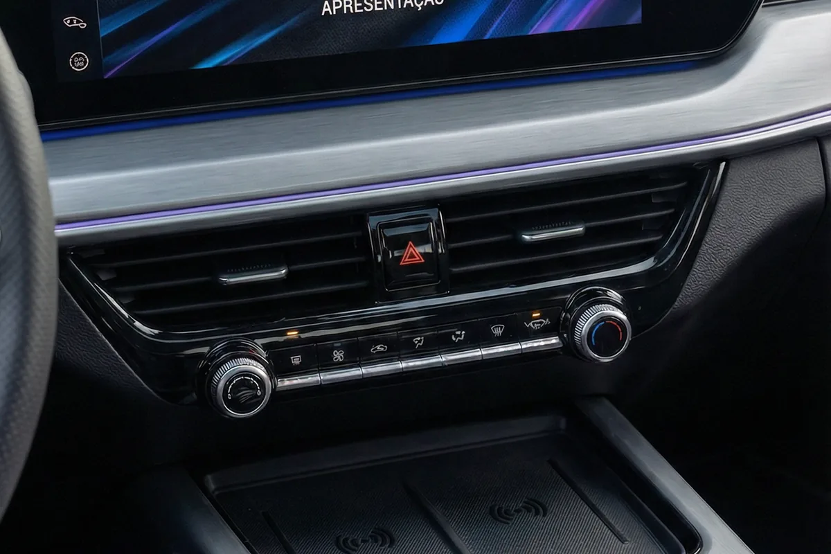 Painel central do Vectra restomod com saídas de ar, controles de climatização e carregador por indução.