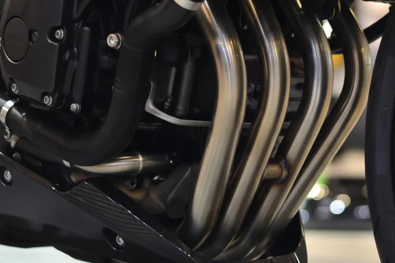 Close-up dos coletores de escapamento em aço polido do motor inline-4 da Yamaha XJ6 X