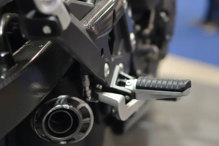 Close-up do descanso do piloto e estrutura traseira em alumínio e carbono da Yamaha XJ6 X