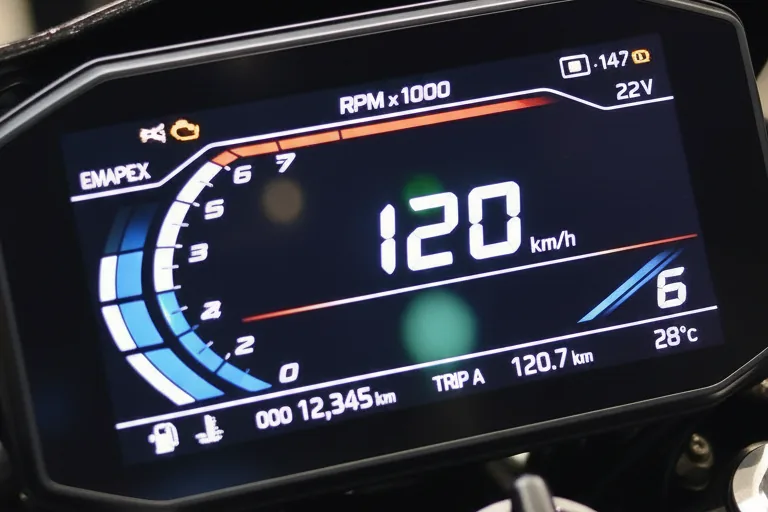 Painel digital full-LCD da Yamaha XJ6 X mostrando 120 km/h, RPM, marcha 6 e temperatura 28°C