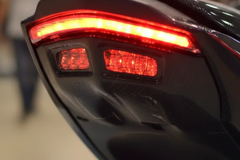 Close-up da lanterna traseira LED vermelha acesa da Yamaha XJ6 X com carenagem preta
