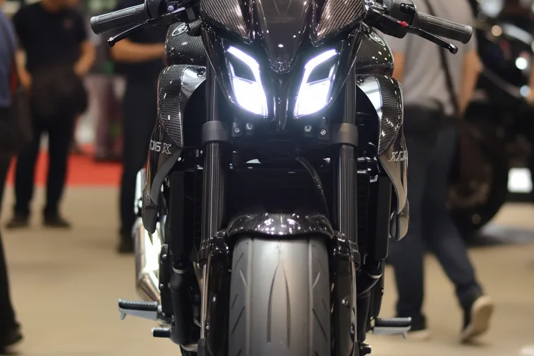 Vista frontal da Yamaha XJ6 X com faróis LED acesos em formato agressivo e garfo invertido