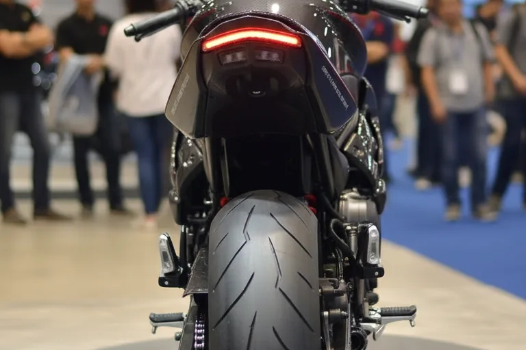 Vista traseira da Yamaha XJ6 X com lanterna LED acesa, pneu largo e rabeta compacta em carbono