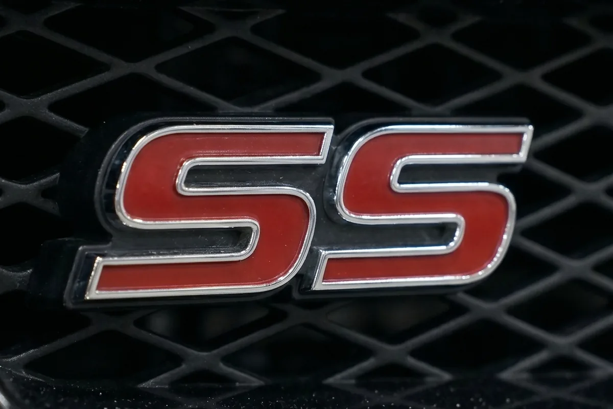 Emblema SS vermelho com contorno cromado aplicado na grade escura da Blazer conceito.