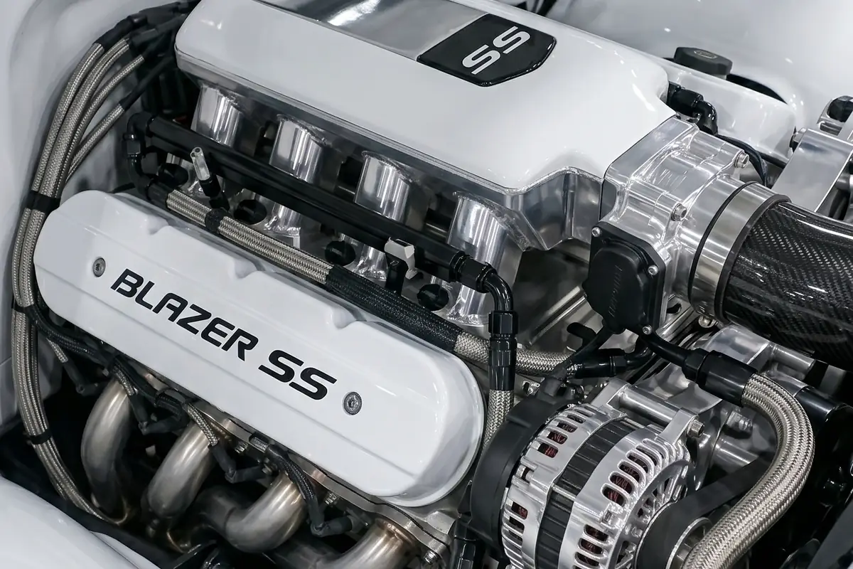 Motor V8 da Blazer conceito com tampas brancas escritas BLAZER SS e coletores polidos.