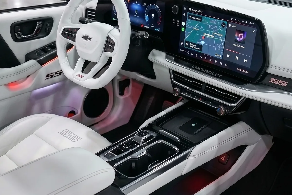 Cabine da Blazer conceito em couro branco, com emblema SS bordado no banco e tela grande no console.
