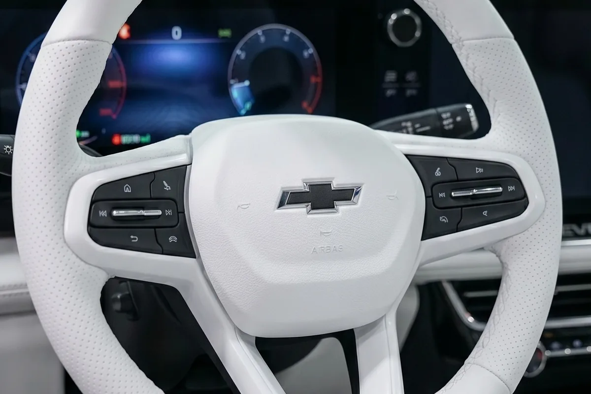 Volante de couro branco da Blazer conceito, com emblema da Chevrolet no centro.