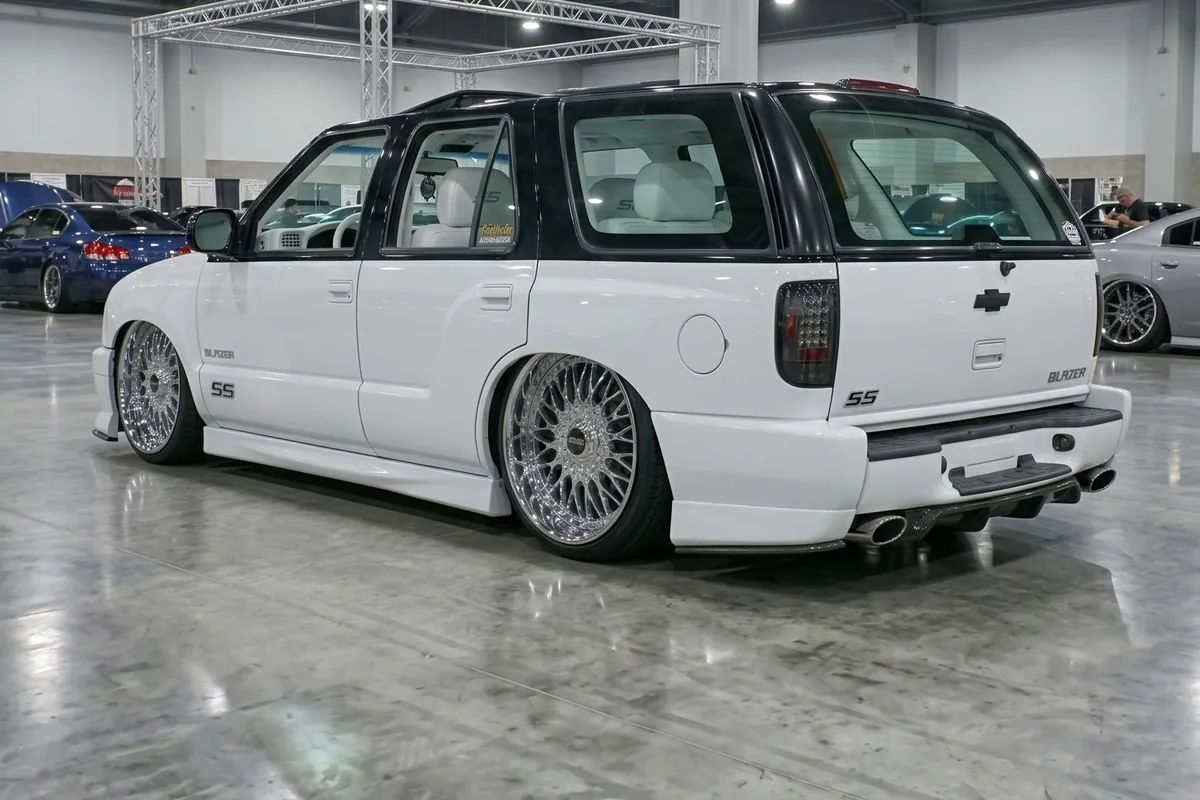 Lateral traseira da Blazer conceito, com rodas polidas e carroceria quase encostando no pneu.