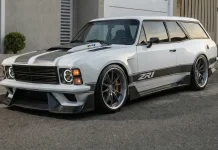 Chevrolet Caravan ZR1: a perua da família ganha motor de Corvette em conceito digital Chevrolet Caravan branca em conceito widebody, vista em três quartos dianteiro numa rua residencial.