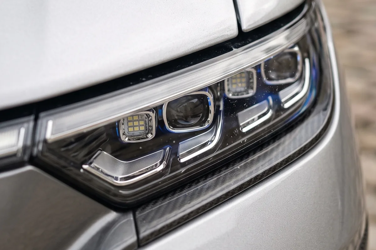 Farol fino do Chevette conceito com três projetores em linha e assinatura de LED.