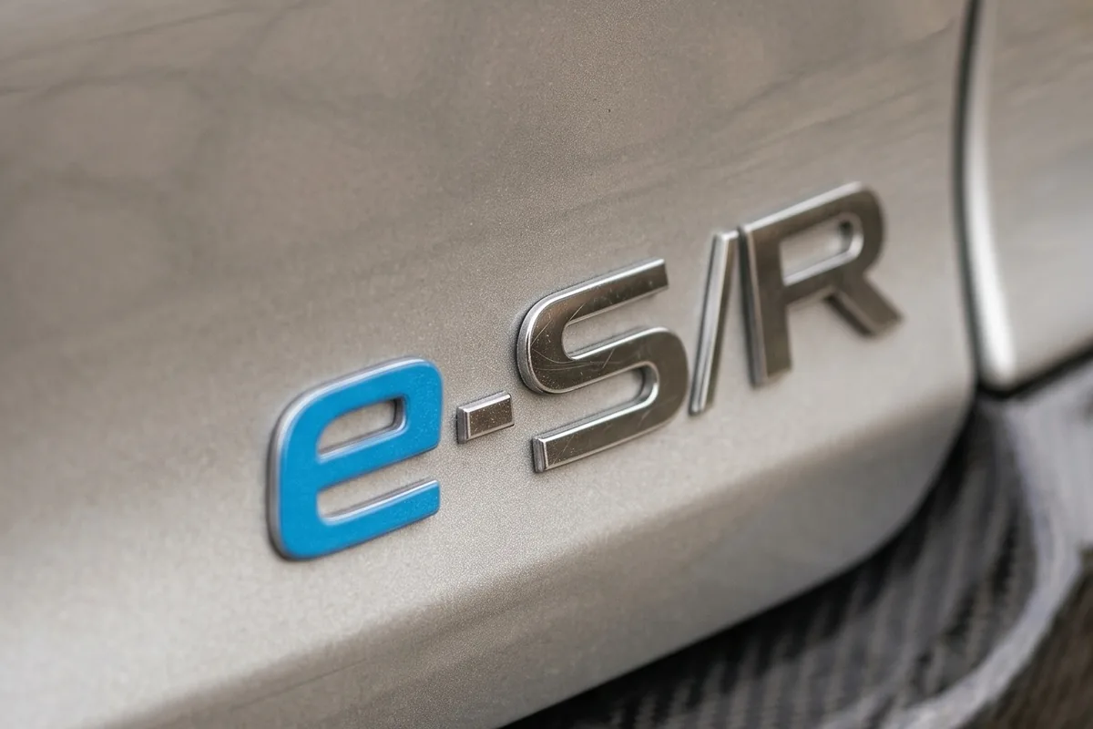 Emblema e-S/R cromado com a letra e em azul, na coluna traseira do Chevette conceito.