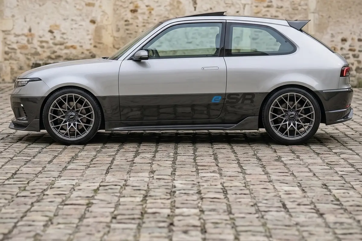 Perfil lateral do Chevette conceito, com silhueta compacta e balanços curtos preservados.