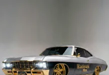 Chevrolet Impala 1967 dourado: um tributo aos Racionais MC’s desenhado por IA Chevrolet Impala 1967 prata e preto com acabamento dourado, visto de lado em estúdio branco.