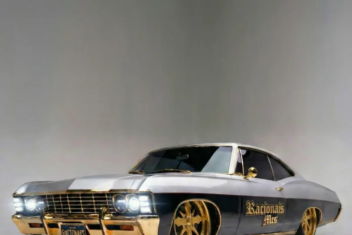 Chevrolet Impala 1967 prata e preto com acabamento dourado, visto de lado em estúdio branco.