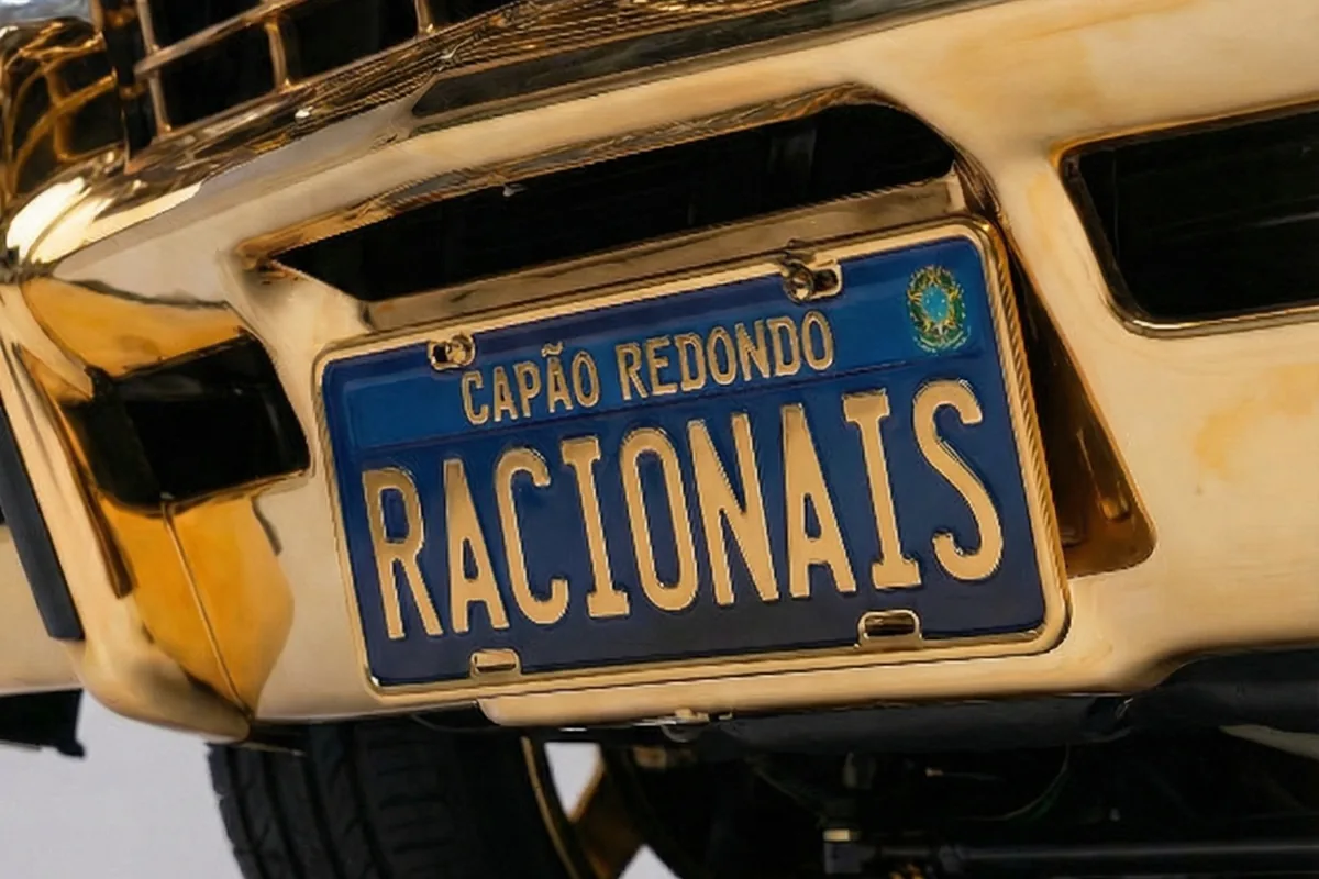Placa dianteira brasileira escrita CAPÃO REDONDO na faixa azul e RACIONAIS em letras grandes.