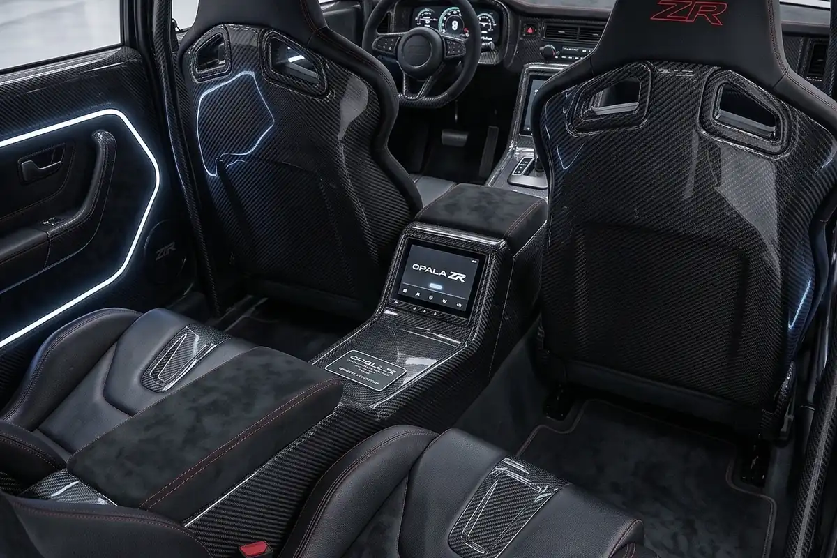 Interior do Opala conceito com bancos concha de fibra de carbono, cintos de quatro pontos e painel digital.