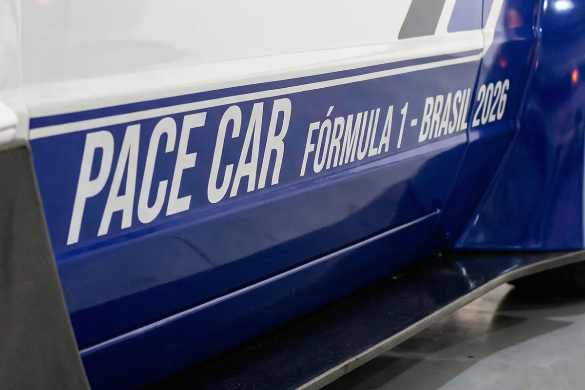 Lateral do Escort conceito com a inscrição PACE CAR FÓRMULA 1 BRASIL 2026 em letras brancas sobre azul.