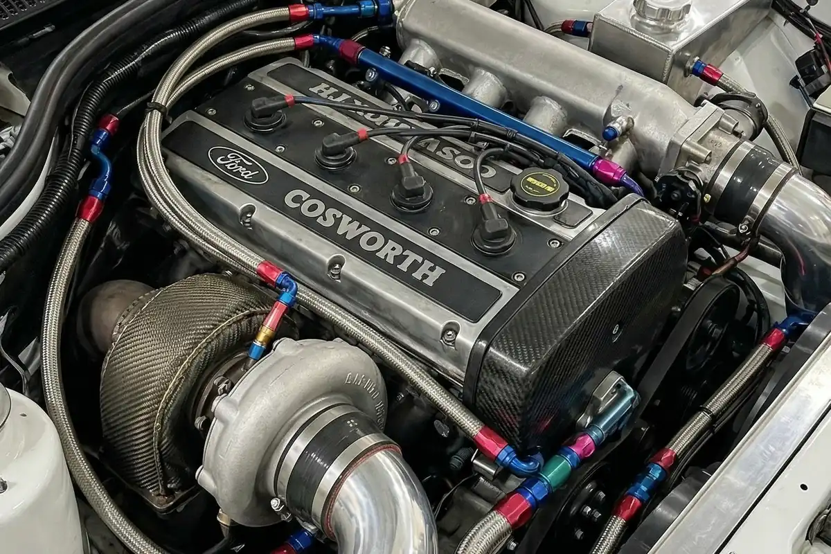 Motor turbinado do Escort conceito, com tampa de válvulas escrita COSWORTH e turbo de carcaça grande.