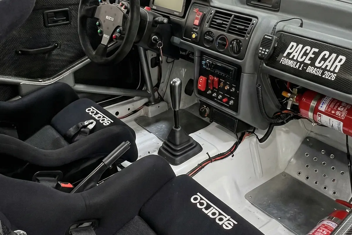 Interior do Escort conceito com gaiola de proteção, bancos concha, extintor e assoalho aparente.