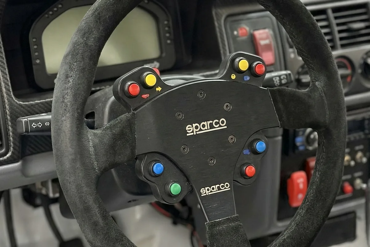 Volante de competição Sparco do Escort conceito, com botões coloridos e display digital atrás.