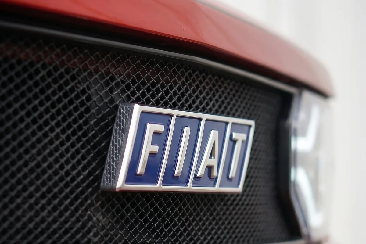 Emblema retangular da Fiat com as quatro barras sobre fundo azul, na grade do 147 conceito.