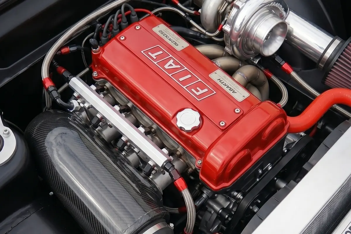 Vão do motor do Fiat 147 conceito com quatro cilindros transversal e turbo desproporcional ao tamanho do carro.