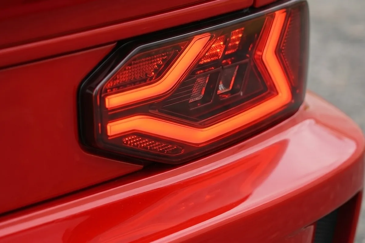 Lanterna traseira angular do Fiat 147 conceito com assinatura de LED vermelha acesa.