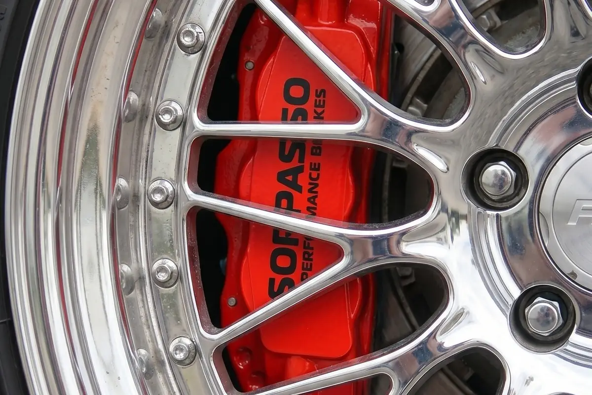 Roda polida de aba parafusada do Fiat 147 conceito, com pinça vermelha escrita Sorpasso Performance Brakes.