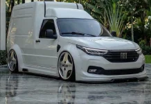 Fiat Fiorino 2026: o furgão da padaria vira conceito rebaixado, gerado por IA Fiat Fiorino branca rebaixada em conceito, vista em três quartos dianteiro sobre piso de pedra polida.