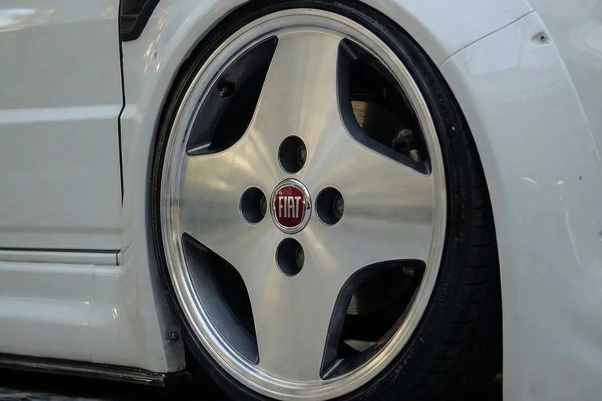 Roda de aro claro com cinco raios largos e emblema da Fiat no centro, na Fiorino conceito.