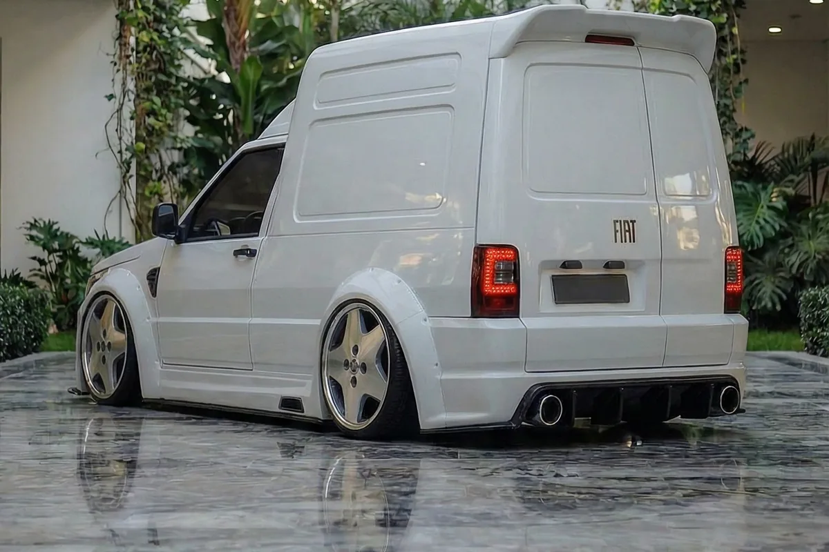 Lateral traseira da Fiorino conceito, mostrando a caixa de carga sem janela e o spoiler de teto.