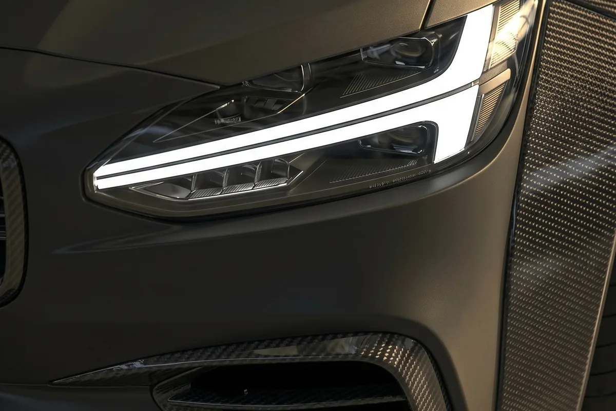 Farol angular da Marea conceito com assinatura fina de LED branca na borda inferior.