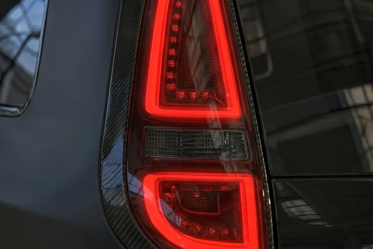Lanterna traseira vertical da Marea conceito, com segmentos de LED vermelhos acesos.