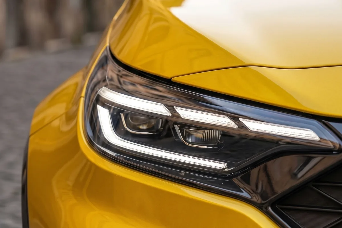 Close-up do farol LED direito do Fiat Palio 1.8R Concept amarelo, com assinatura luminosa em dupla barra horizontal