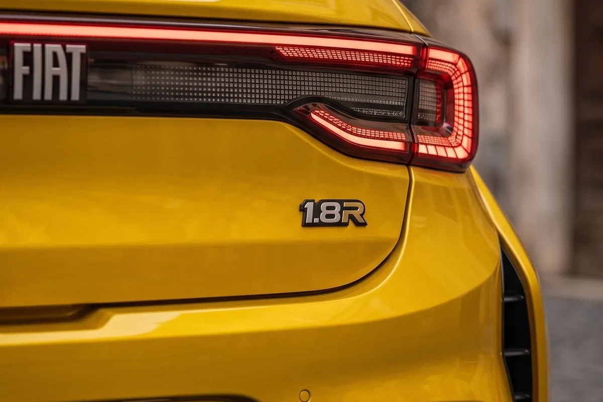 Traseira do Fiat Palio 1.8R amarelo com lanterna LED pixel, logo Fiat e emblema 